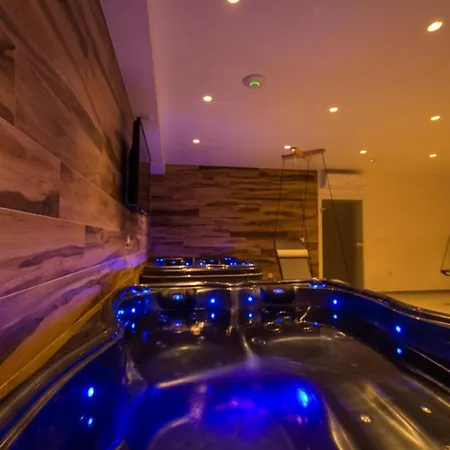 Апартаменты Luxury Royal M With Pool V *